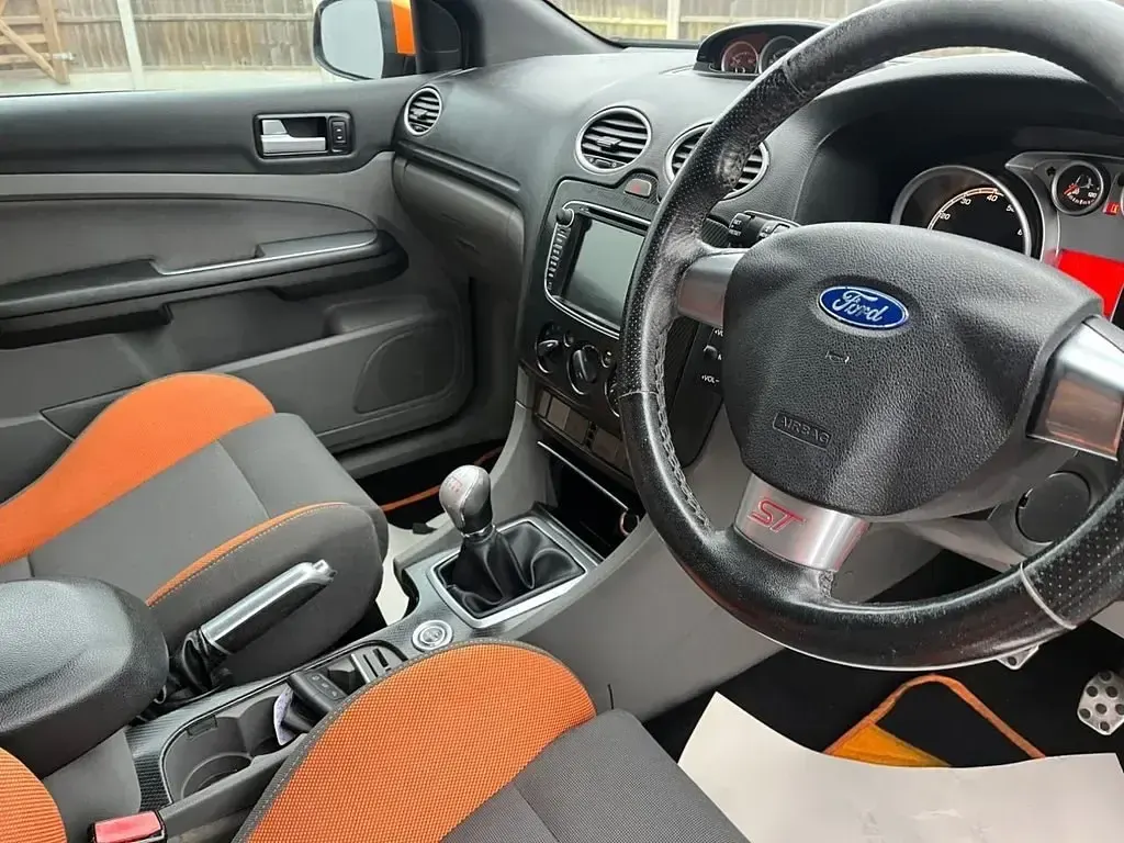 Usado Ford Focus ST 221 HP (162 kW) 2009 Laranja Citadino