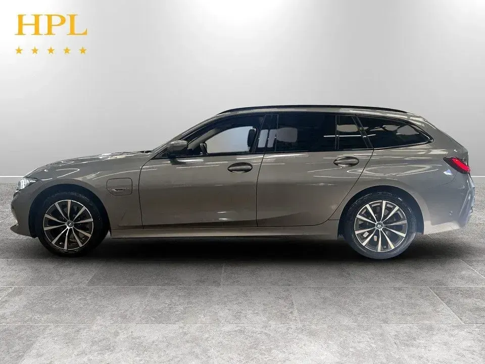 Begagnad BMW 330e Sport Line 292 HK (214 kW) 2023 Grå Kombi