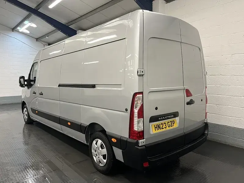 Used Renault Master Business 135 HP (99 kW) 2023 Grey MPV