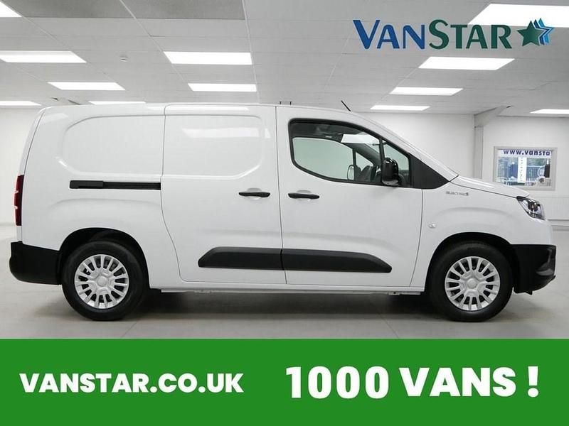 Used Toyota Proace 50 kW (68 HP) 2023 White MPV