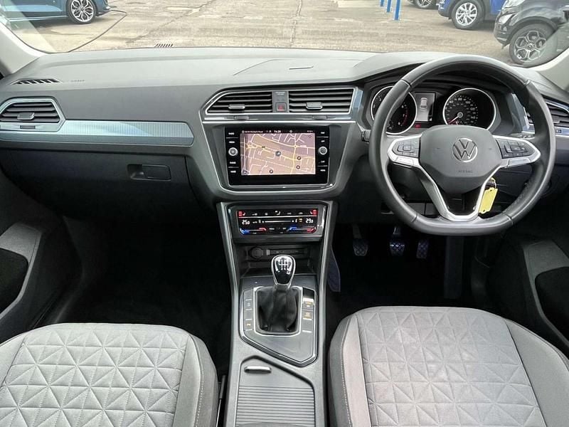 Begagnad VW Tiguan Life 2022 Grå SUV
