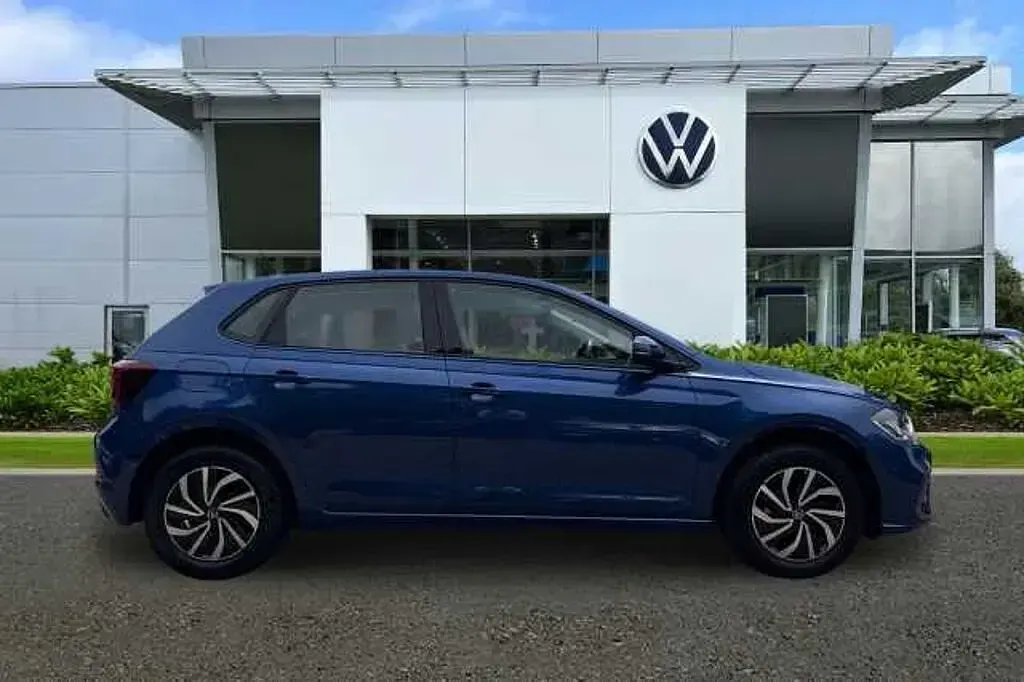 Used VW Polo Life 95 HP (69 kW) 2023 Blue Hatchback