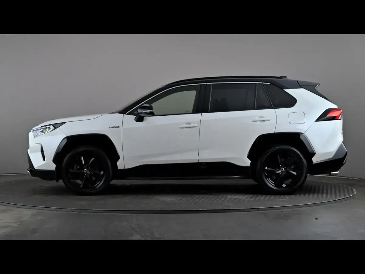 Used Toyota RAV4 218 HP (160 kW) 2020 White/black SUV
