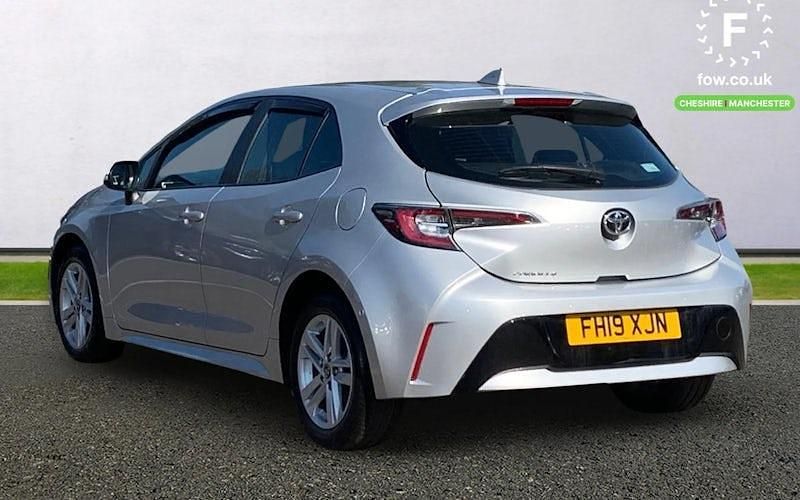 Begagnad Toyota Corolla 116 HK (85 kW) 2019 Silver Halvkombi