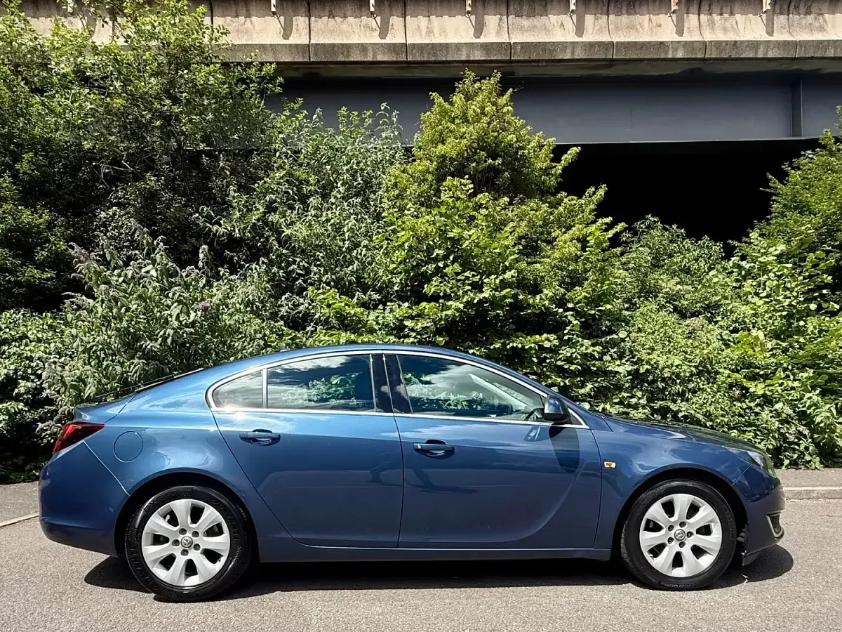 Used Vauxhall Insignia 170 HP (125 kW) 2016 Blue Hatchback