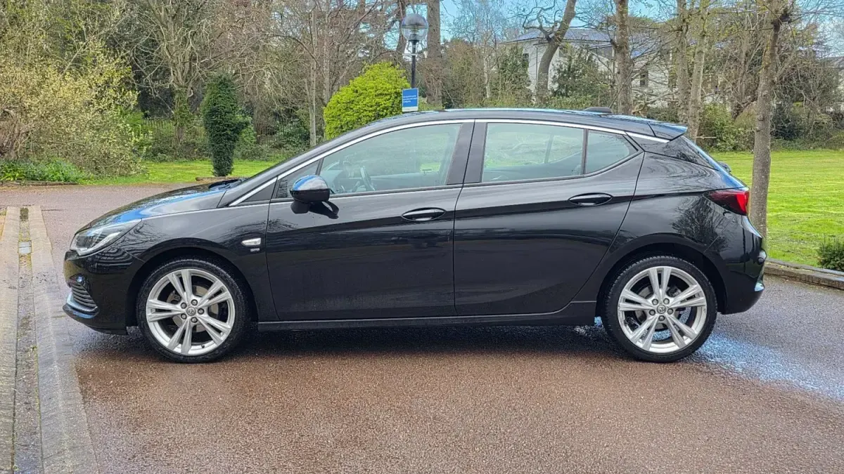 Second-hand Vauxhall Astra SRi 2017 Negru Hatchback