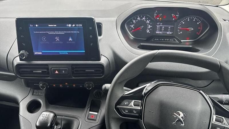 Used Peugeot Partner Premium 100 HP (73 kW) 2022 White MPV