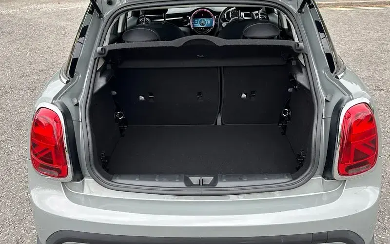 Usado Mini Cooper Classic 136 HP (100 kW) 2022 Cinzento Citadino