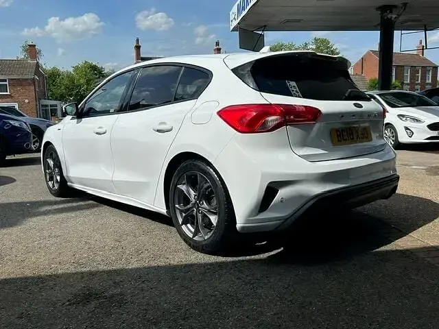 Used Ford Focus ST-Line 125 HP (91 kW) 2018 White Hatchback