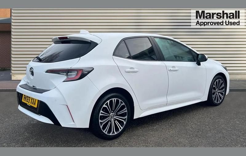 Used Toyota Corolla Design 113 HP (83 kW) 2019 White Hatchback
