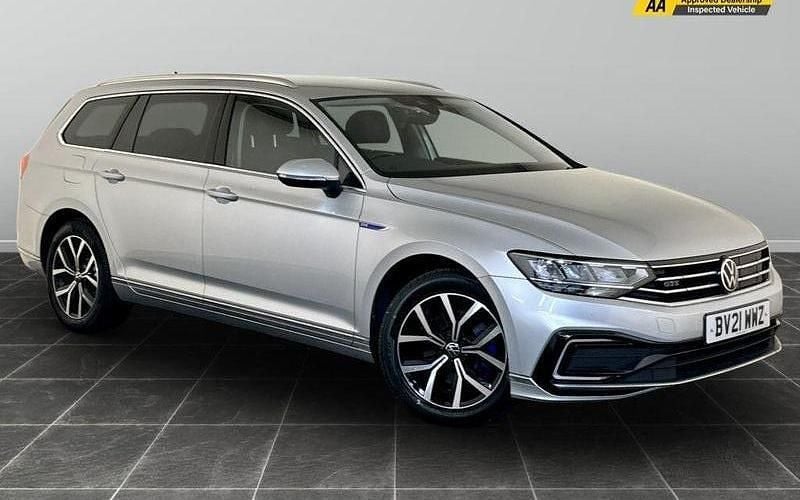 Used 2024 VW Passat GTE Estate | £11,395 (Super price) - Image 1/2
