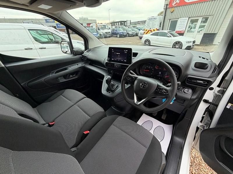 Second-hand Vauxhall Combo Sportive 100 CP (73 kW) 2021 Alb Monovolum