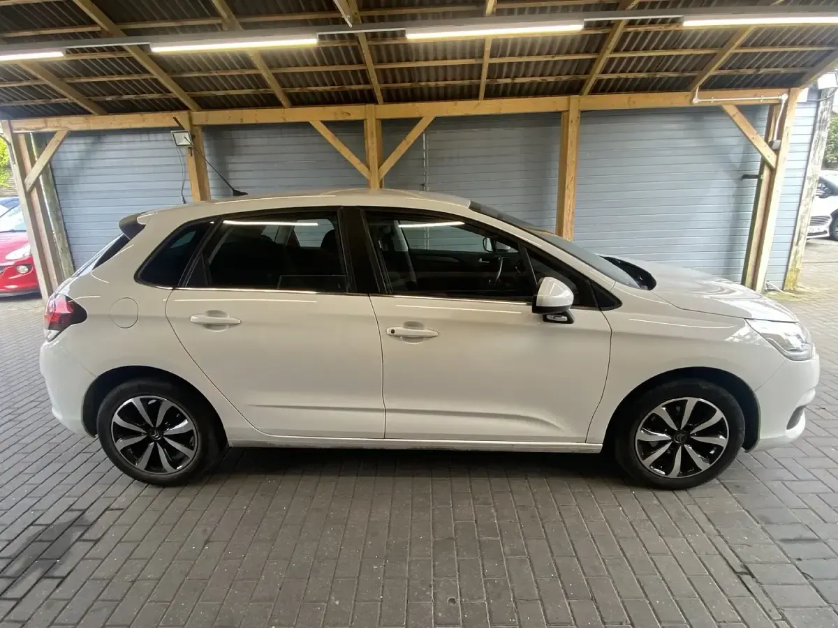 Used Citroën C4 PureTech 108 HP (79 kW) 2017 White Hatchback