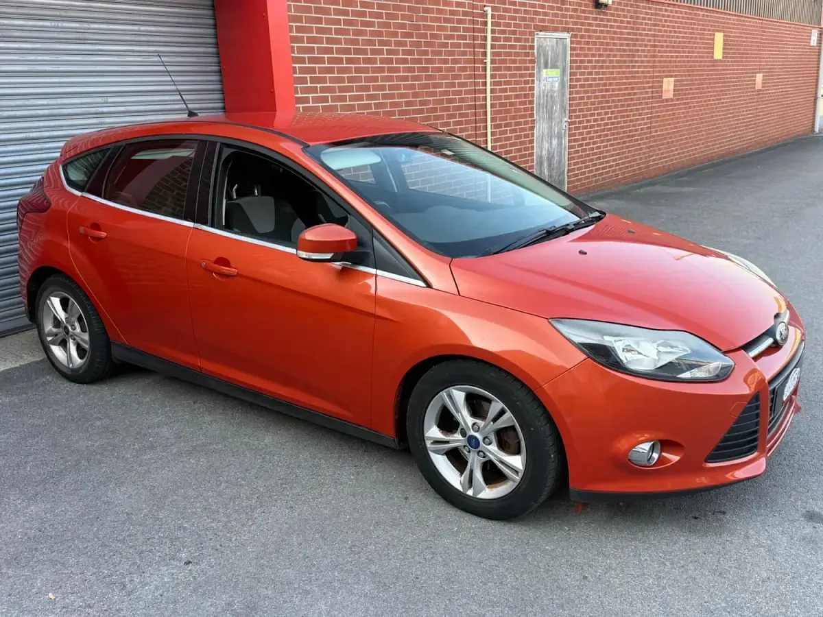 Used Ford Focus Zetec 115 HP (84 kW) 2011 Red Hatchback