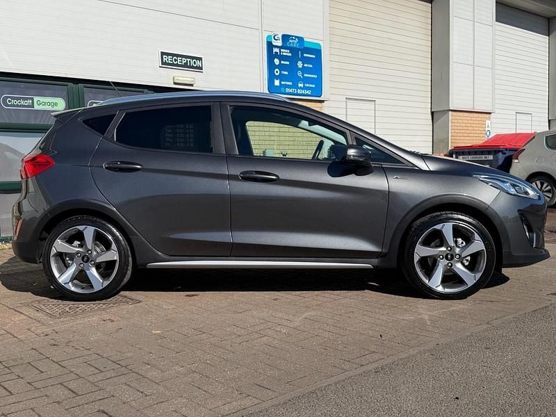 Usado Ford Fiesta Active X 125 HP (91 kW) 2019 Cinzento Citadino
