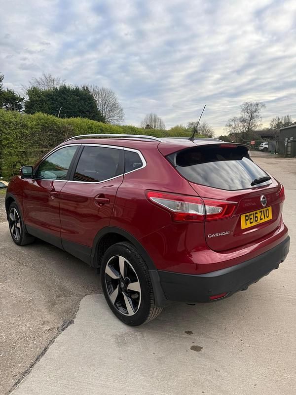 Used Nissan Qashqai N-Connecta 115 HP (84 kW) 2016 Red SUV