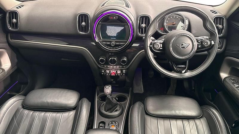Usado Mini Cooper Countryman Exclusive 134 HP (98 kW) 2020 Preto SUV