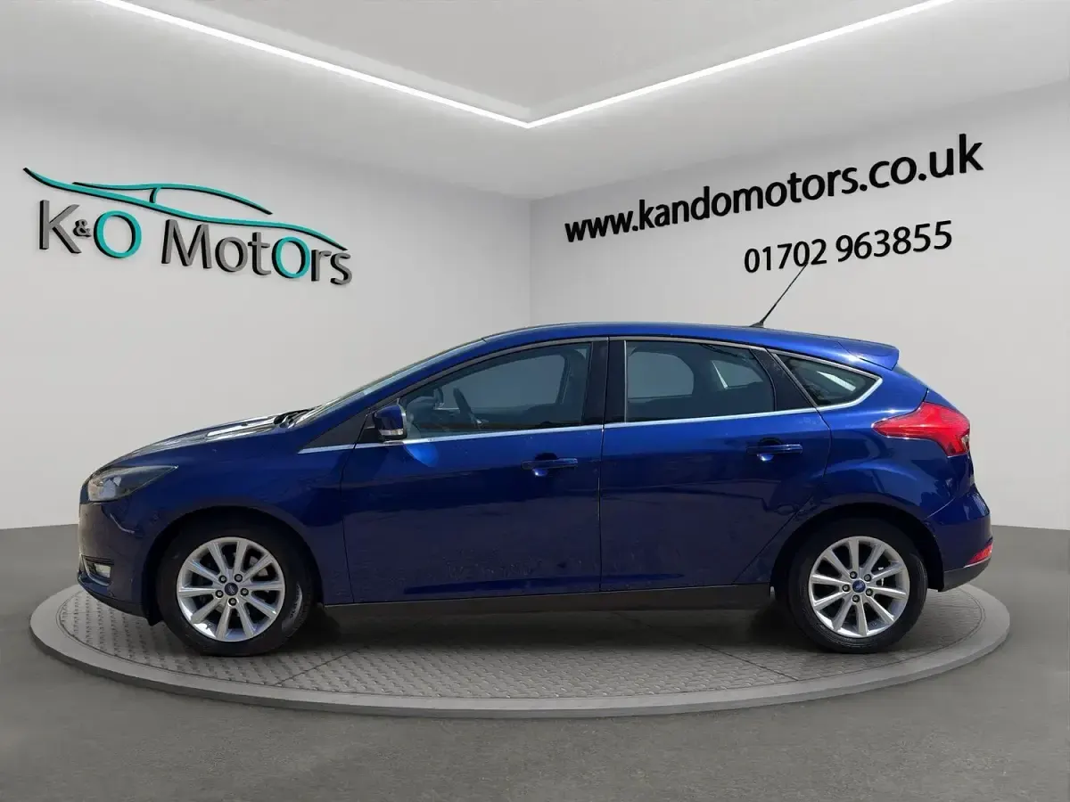 Used Ford Focus Titanium 125 HP (91 kW) 2015 Blue/black Hatchback