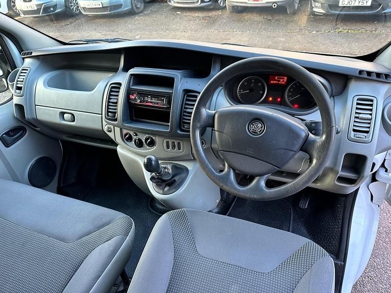 Second-hand Vauxhall Vivaro 115 CP (84 kW) 2013 Alb Monovolum