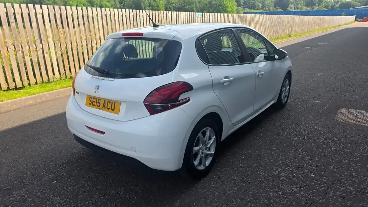 Käytetty Peugeot 208 Active 2015 Valkoinen Viistoperä