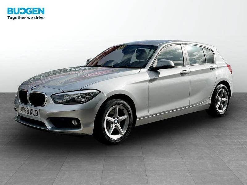 Begagnad BMW 118 Impressive 2018 Silver Halvkombi