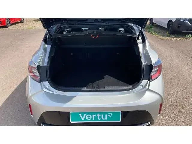 Usado Toyota Corolla Sport 184 HP (135 kW) 2020 Prateado Citadino
