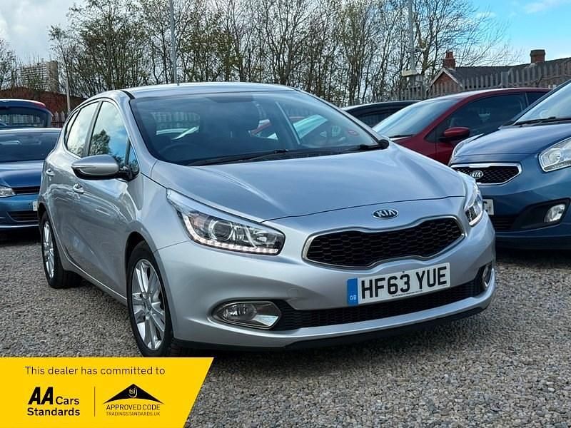 Usado Kia Ceed 126 HP (92 kW) 2013 Prateado Citadino