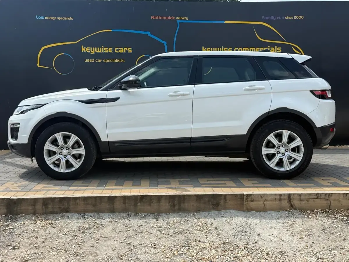 Used Land Rover Range Rover evoque SE 2018 White Estate