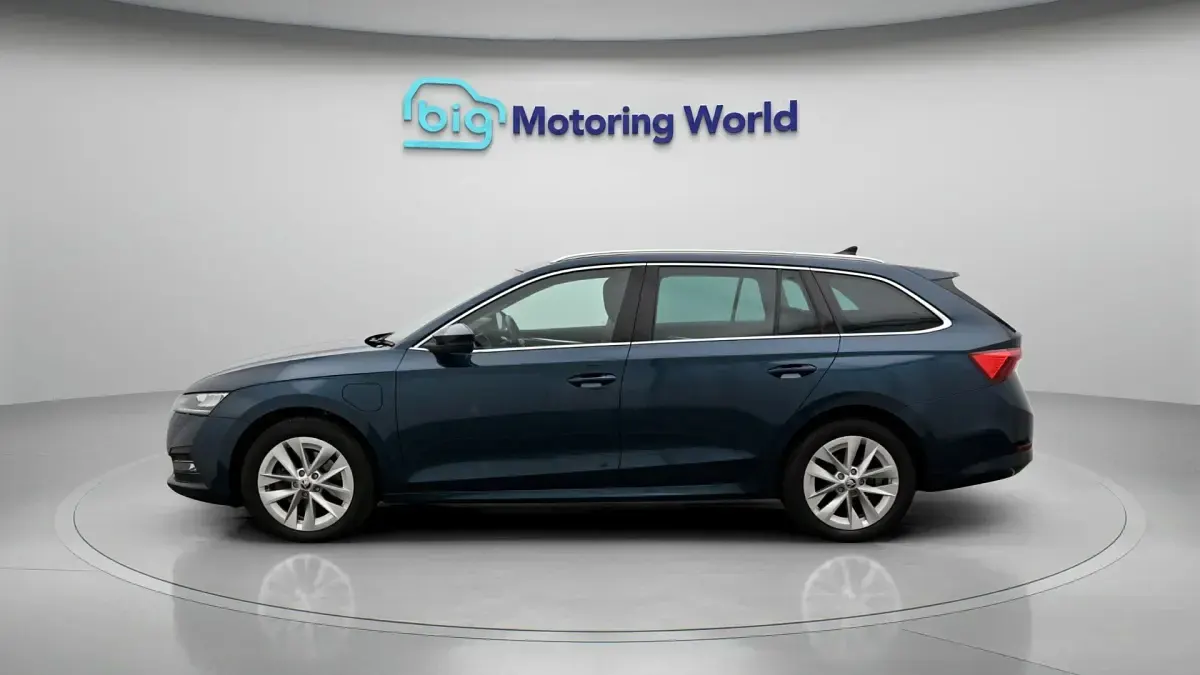 Used Skoda Octavia SE L 201 HP (147 kW) 2023 Blue Estate