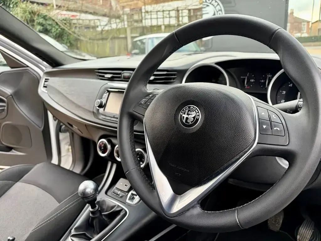 Used Alfa Romeo Giulietta 120 HP (88 kW) 2019 White Hatchback
