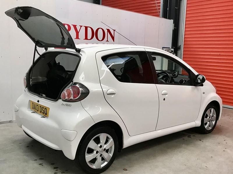 Used Toyota Aygo 68 HP (50 kW) 2013 White Hatchback