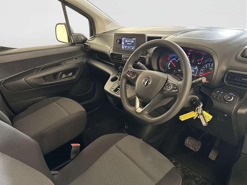 Second-hand Vauxhall Combo 100 kW (136 CP) 2021 Alb Monovolum