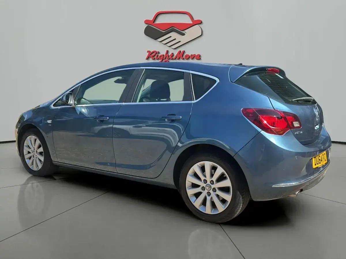 Używany Vauxhall Astra Elite 165 KM (121 kW) 2014 Niebieski Hatchback