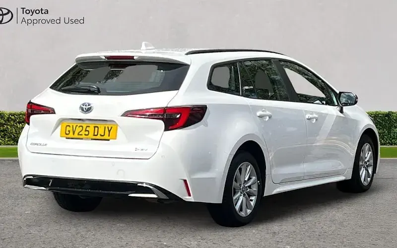 Used Toyota Corolla 140 HP (102 kW) 2025 White Estate