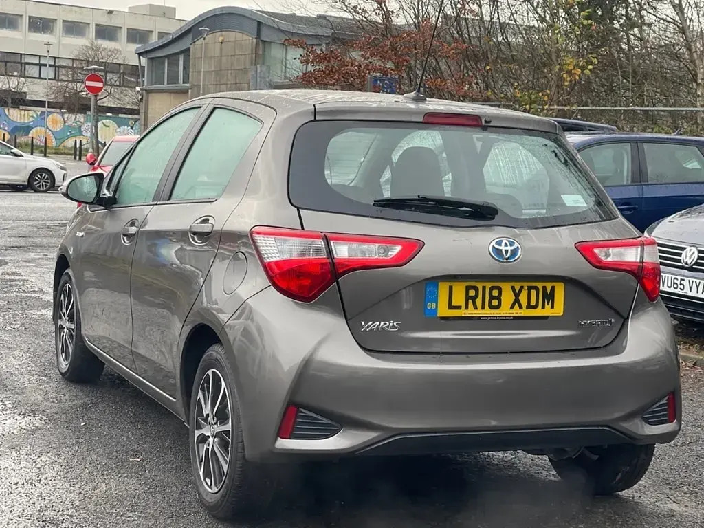 Used Toyota Yaris 100 HP (73 kW) 2018 Bronze Hatchback