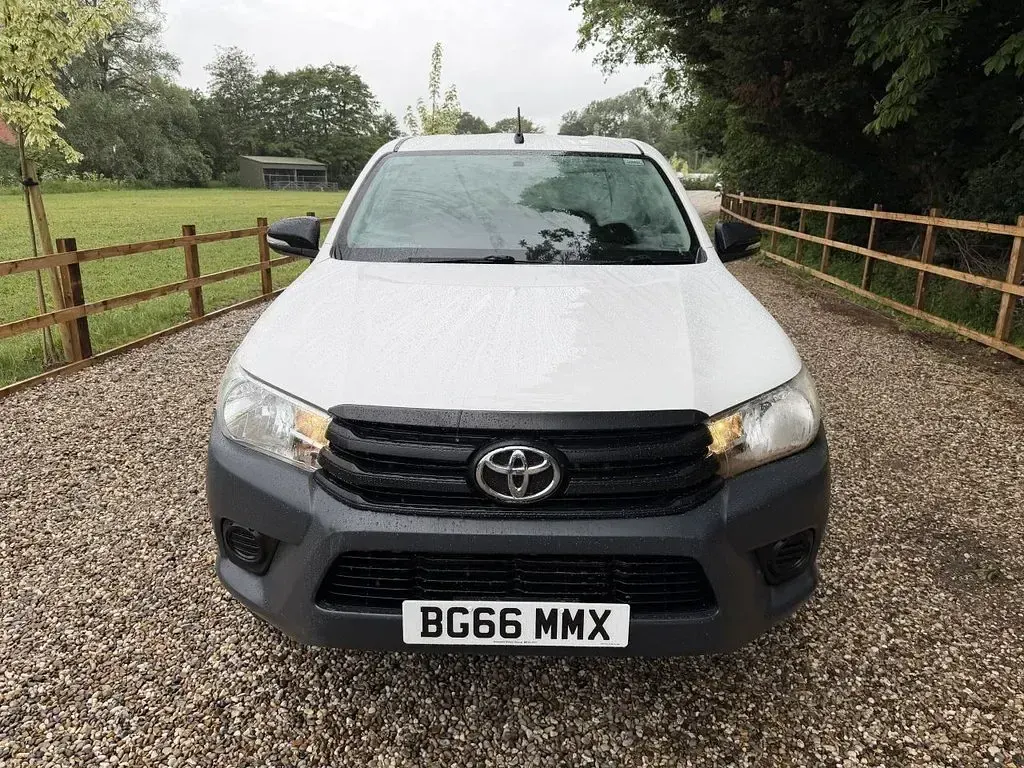 Used Toyota HiLux Active 150 HP (110 kW) 2016 White Pickup