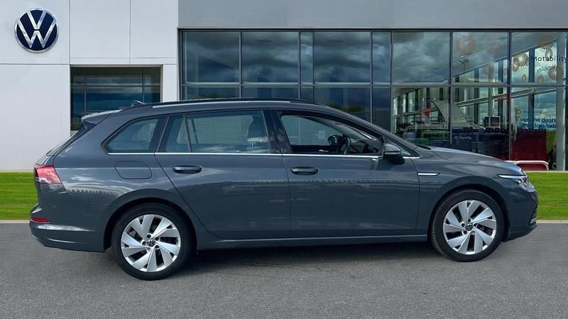 Begagnad VW Golf VIII Style 150 HK (110 kW) 2021 Grå