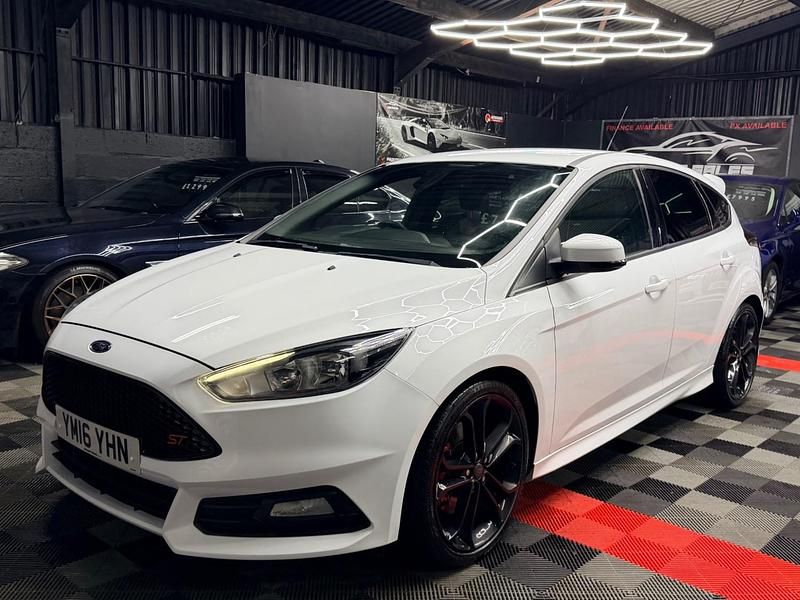 Used Ford Focus ST 185 HP (136 kW) 2016 White Hatchback