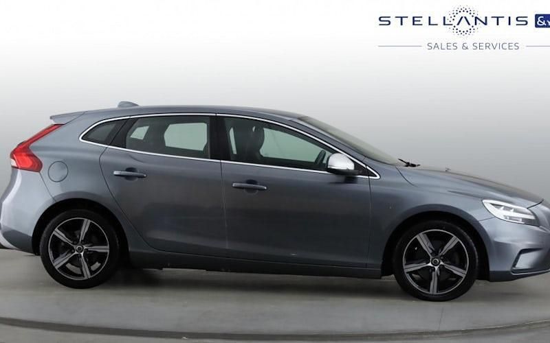 Usado Volvo V40 R-Design 122 HP (89 kW) 2018 Cinzento Citadino