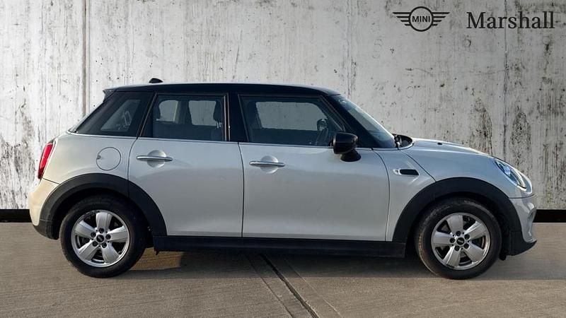Usado Mini Cooper Classic 136 HP (100 kW) 2019 Prateado Citadino
