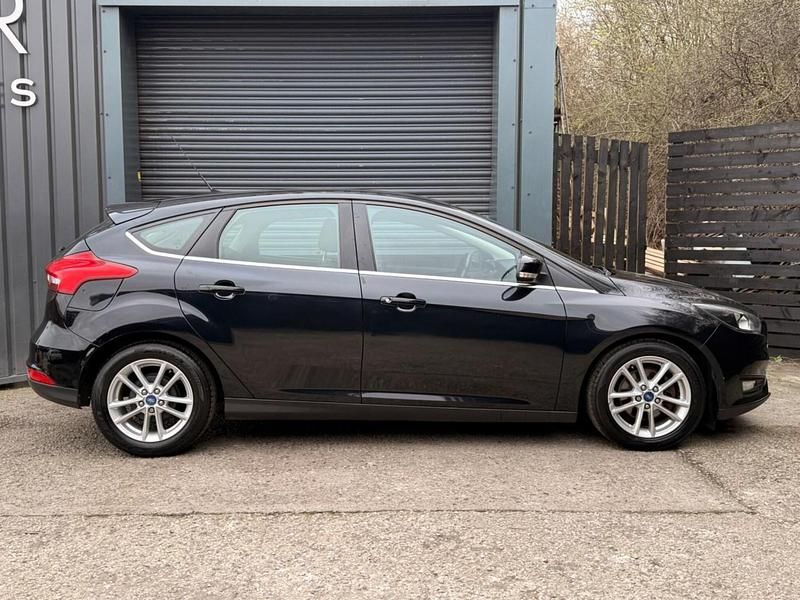 Used Ford Focus Zetec 125 HP (91 kW) 2015 Black Hatchback