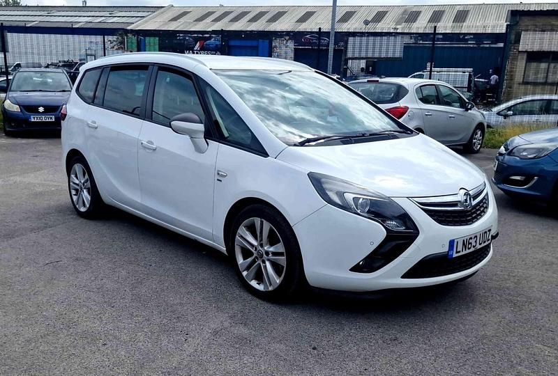 White Used 2013 Vauxhall Zafira SRi MPV | £3,495 (Good price) - Image 1/4