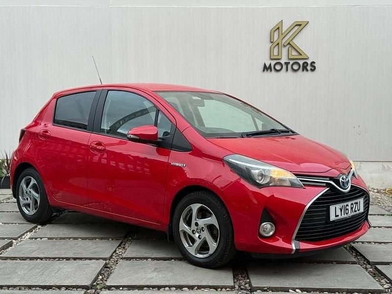 Red Used 2016 Toyota Yaris Hybrid Hatchback | £8,800 (Fair price) - Image 1/4