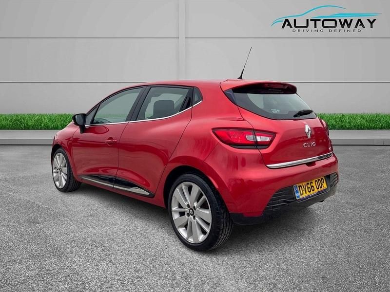 Used Renault Clio IV Dynamique 90 HP (66 kW) 2016 Red Hatchback