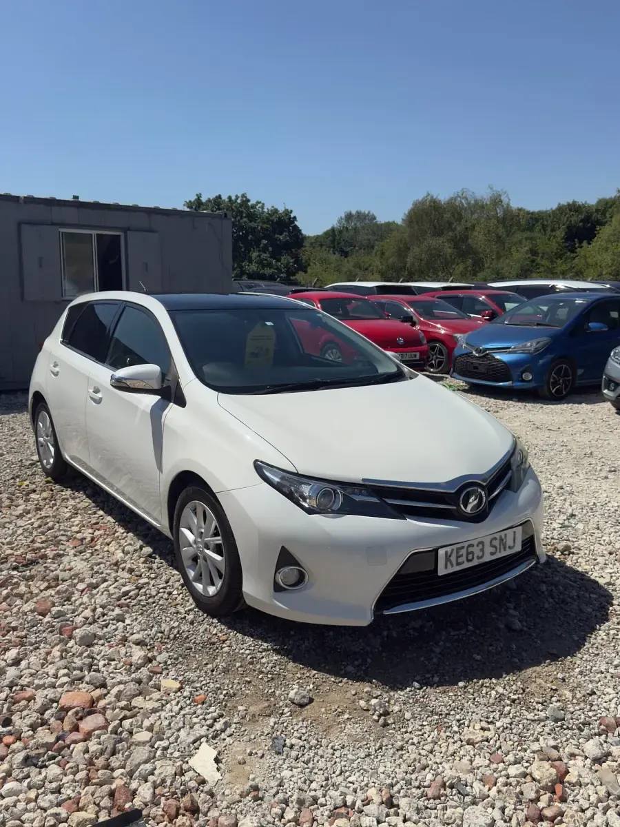 Used Toyota Auris Hybrid 136 HP (100 kW) 2014 White Hatchback