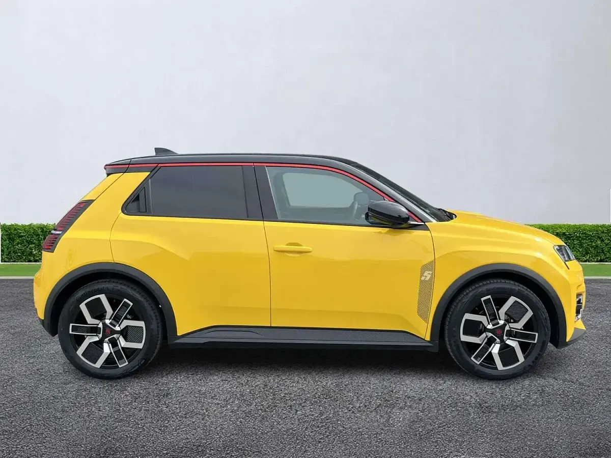 Used Renault R5 Komfort 110 kW (150 HP) 2026 Yellow Hatchback
