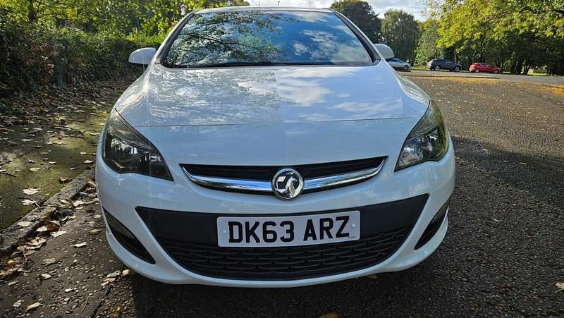 Second-hand Vauxhall Astra 2013 Alb Hatchback