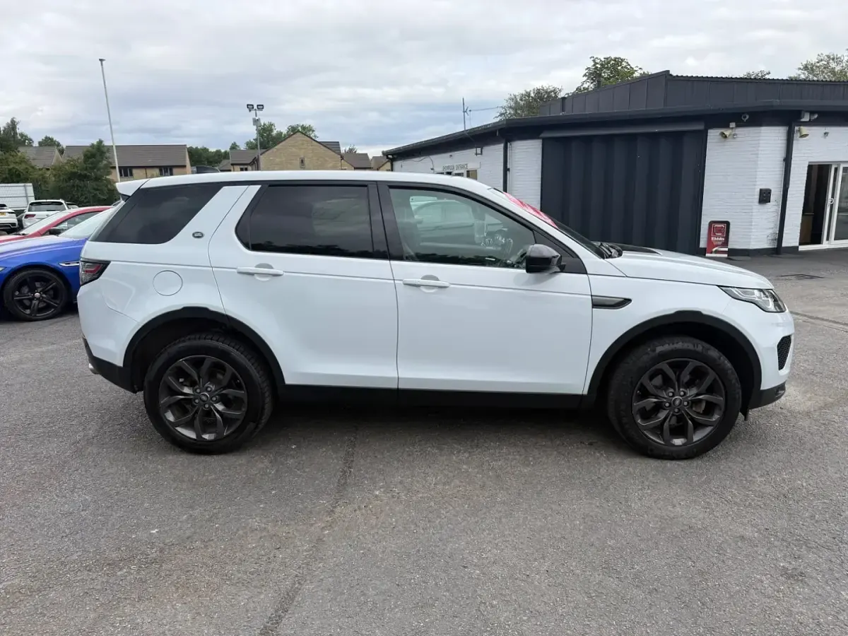 Used Land Rover Discovery 5 Landmark 2019 White SUV