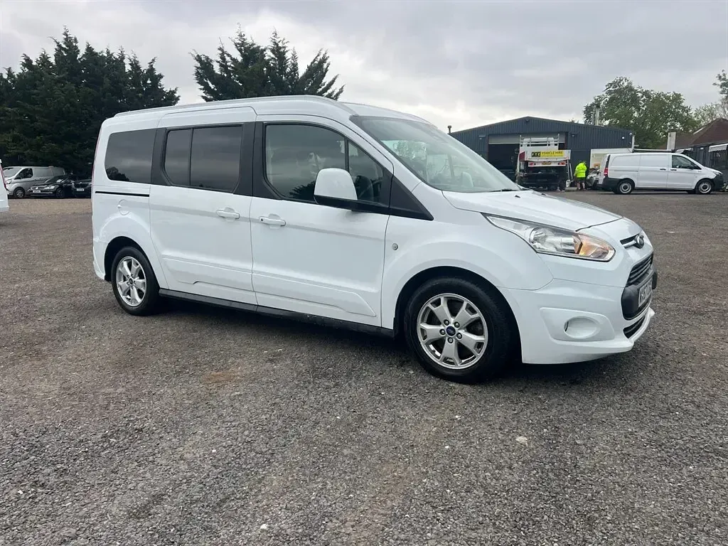 Used Ford Tourneo Connect Titanium 120 HP (88 kW) 2017 White MPV