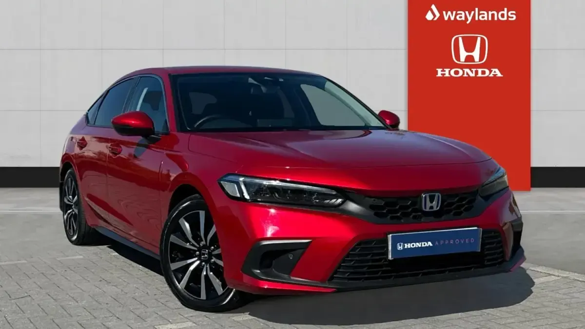 Begagnad Honda Civic Elegance 143 HK (105 kW) 2024 Röd Halvkombi